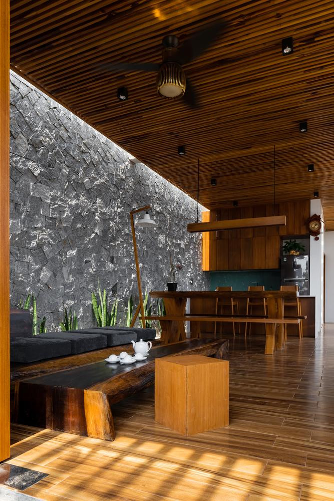 Cửa trượt gỗ được sử dụng để cho phòng khách rộng rãi và thông thoáng hơn, hơn nữa nó còn giúp tạo ra một tầm nhìn tuyệt vời để ngắm cảnh.