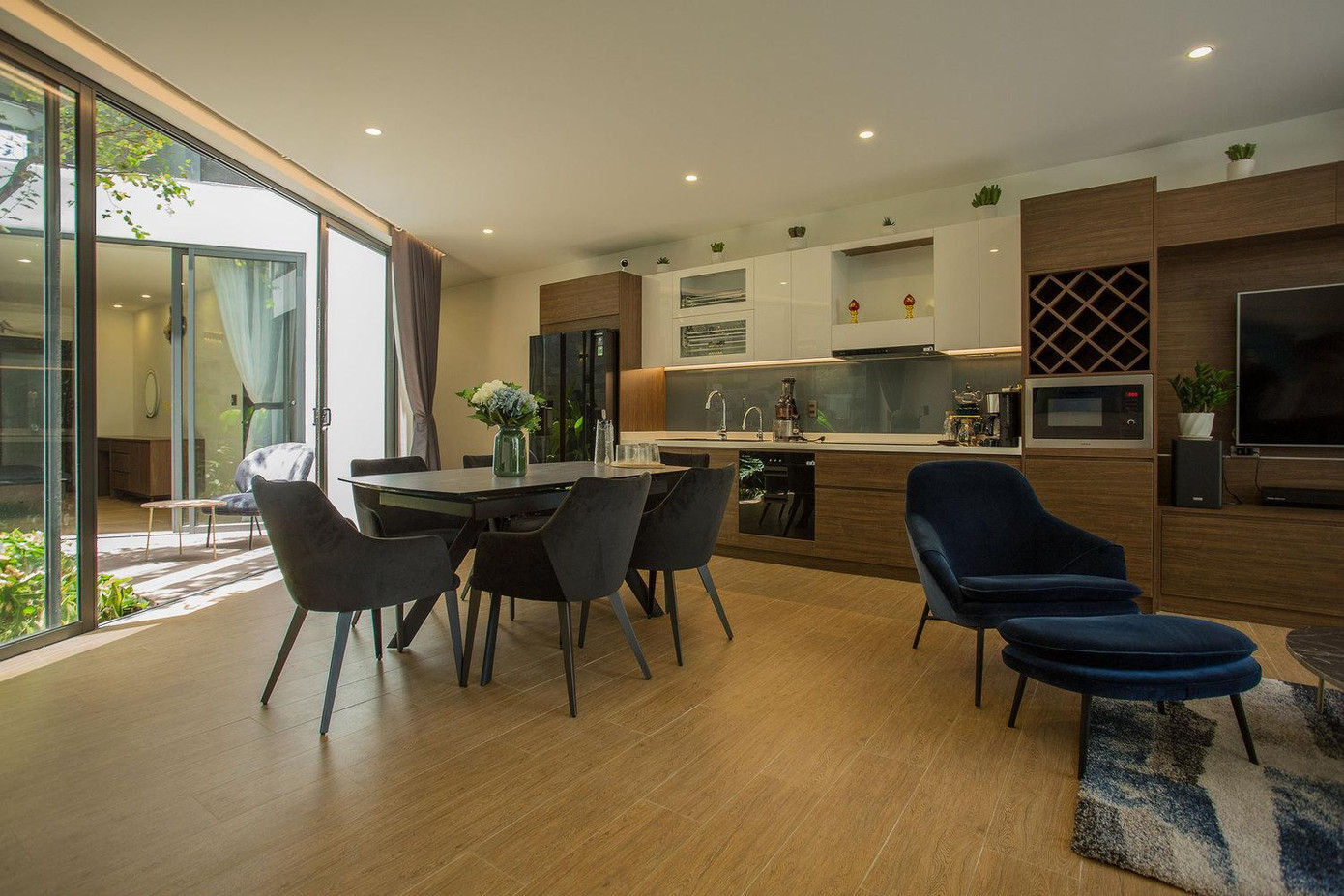 Không gian sinh hoạt chung của gia đình ở tầng trệt, nơi có cửa kính trong để nhìn ra khu vườn ngập nắng giữa nhà. Nhà bếp có sự kết nối chặt chẽ với phòng ngủ của bố mẹ chủ nhà. Tầng 1 là phòng ngủ của vợ chồng chủ nhà và đứa con nhỏ. Để đón được tối đa ánh sáng và không khí tự nhiên, cả hai phòng ngủ đều có cửa sổ kính lớn nhìn ra giếng trời để luôn có không khí trong lành trong các phòng ngủ. Trên tầng áp mái, các kiến trúc sư bố trí nhiều cây xanh phía trước phòng thờ giúp giảm tác động từ sức nóng của mặt trời xuống các tầng dưới. Bạn bè hoặc người thân của chủ nhà có thể sử dụng phòng ngủ của khách ở phía sau tầng áp mái mỗi khi họ đến thăm gia đình. Điểm đặc trưng của thiết kế là khoảng sân giữa có nhiều cây xanh tạo sinh khí và cung cấp ánh sáng, đảm bảo sự thông thoáng tối đa cho ngôi nhà. Bên cạnh đó, yếu tố thông gió cũng đặc biệt được quan tâm để giúp ngôi nhà tránh được ẩm thấp – yếu tố không tốt cho sức khỏe của gia đình, đặc biệt là bố của chủ nhà. Bản vẽ thiết kế của ngôi nhà.