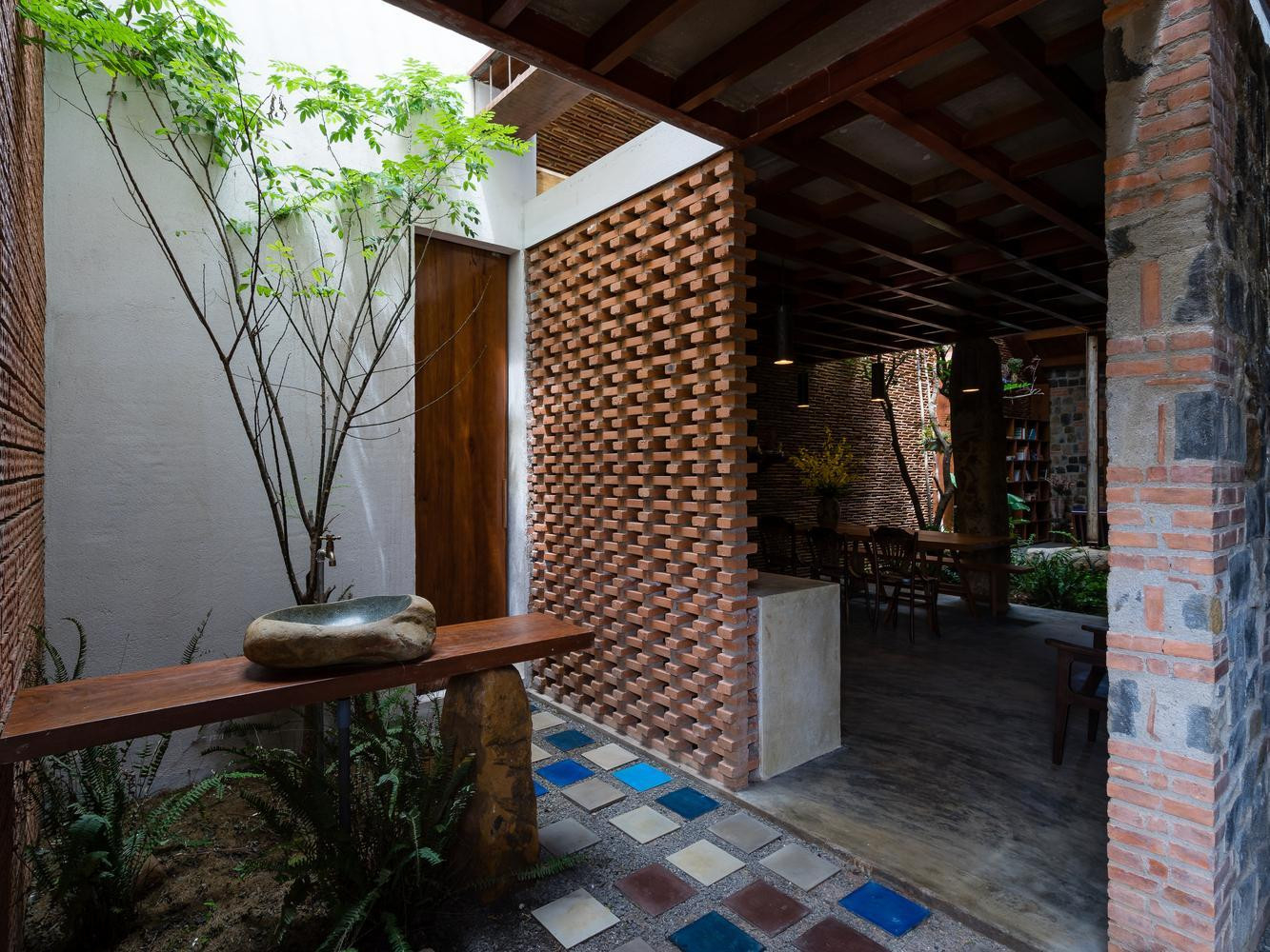 Do đó, người cha yêu cầu đội thiết kế có thể tạo ra một ngôi nhà yên tĩnh, thoáng mát. Từ những yêu cầu trên, các kiến trúc sư đã thiết kế ngôi nhà cấp 4 rộng 120m2 với phần mái sải dài đặc biệt.