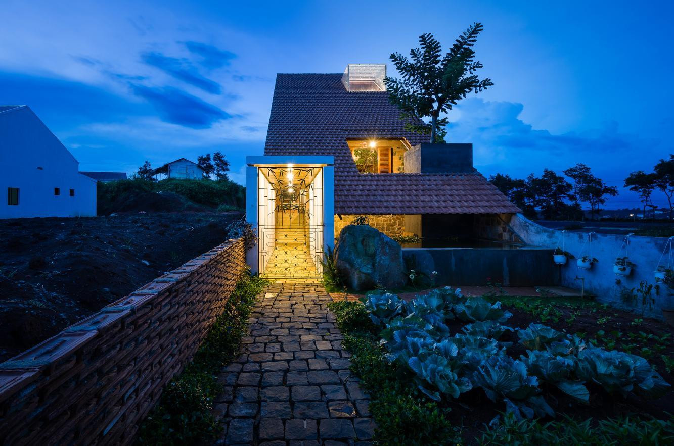 Từng cùng vợ và hai con sinh sống ở khu chợ sầm uất và nhộn nhịp tại trung tâm một thành phố của tỉnh Lâm Đồng nhưng lo sợ các con không có một tuổi thơ thú vị với thiên nhiên vì chỉ mải mê với các trò chơi điện tử nên một người cha quyết định bán nhà và chuyển cả gia đình về quê.