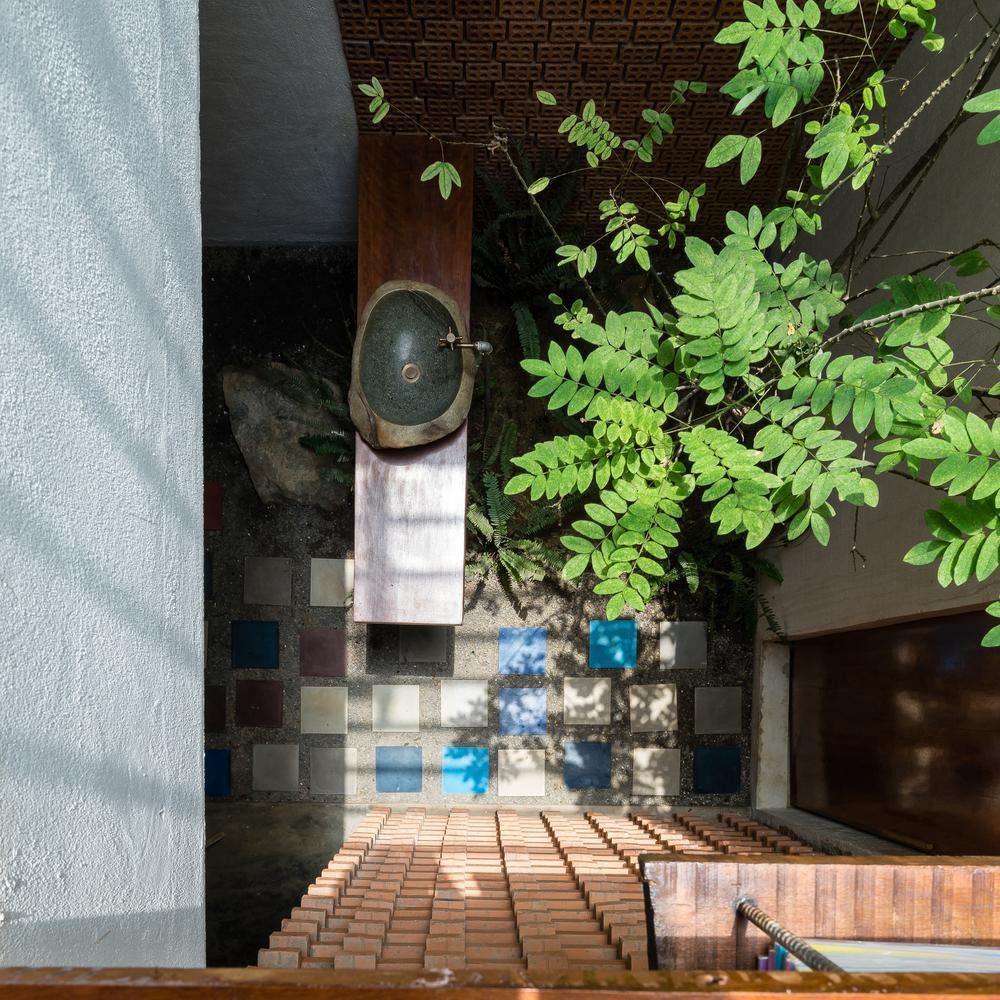 Phần tầng trệt nằm cao hơn cửa chính giúp cho gia chủ biết được có ai đến nhà, trước nhà có nhiều khoảng trống để trồng cây ngăn khói bụi, tiếng ồn.