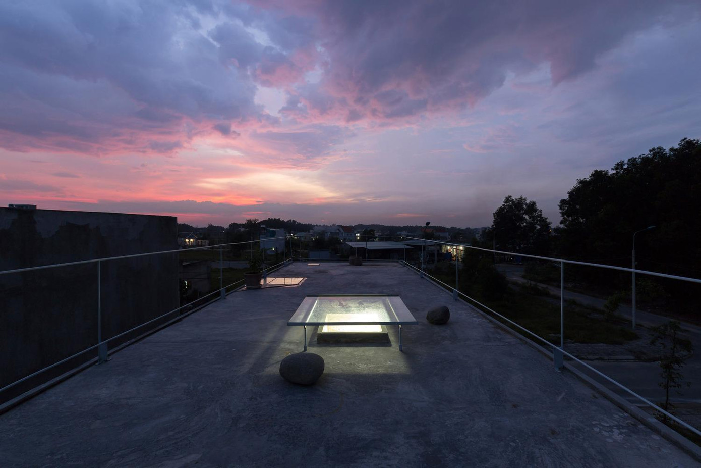 Các không gian khác đặt ở phía Tây, nơi có ánh hoàng hôn vào buổi chiều. Trong đó bếp và bàn ăn là trung tâm (tầng 1). Các không gian này gần như thông thoáng tuyệt đối và nhìn ra được con đường yên tĩnh trước nhà để người độc thân như chủ nhà có thể nhìn thấy những hàng xóm xung quanh.