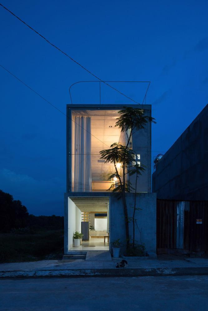 Tuy nhiên, việc xử lý chống nóng cho ngôi nhà hướng Tây chính là một thách thức lớn. Do đó, bên ngoài nhà, nhóm thiết kế sử dụng bóng cây phía trên (cây cao phía trước, cây leo phía sau) làm mái hiên lớn. Bên trong, họ sử dụng không gian đệm, rèm vải, rèm tre có tác dụng điều chỉnh phần ánh sáng trực tiếp từ bên ngoài.