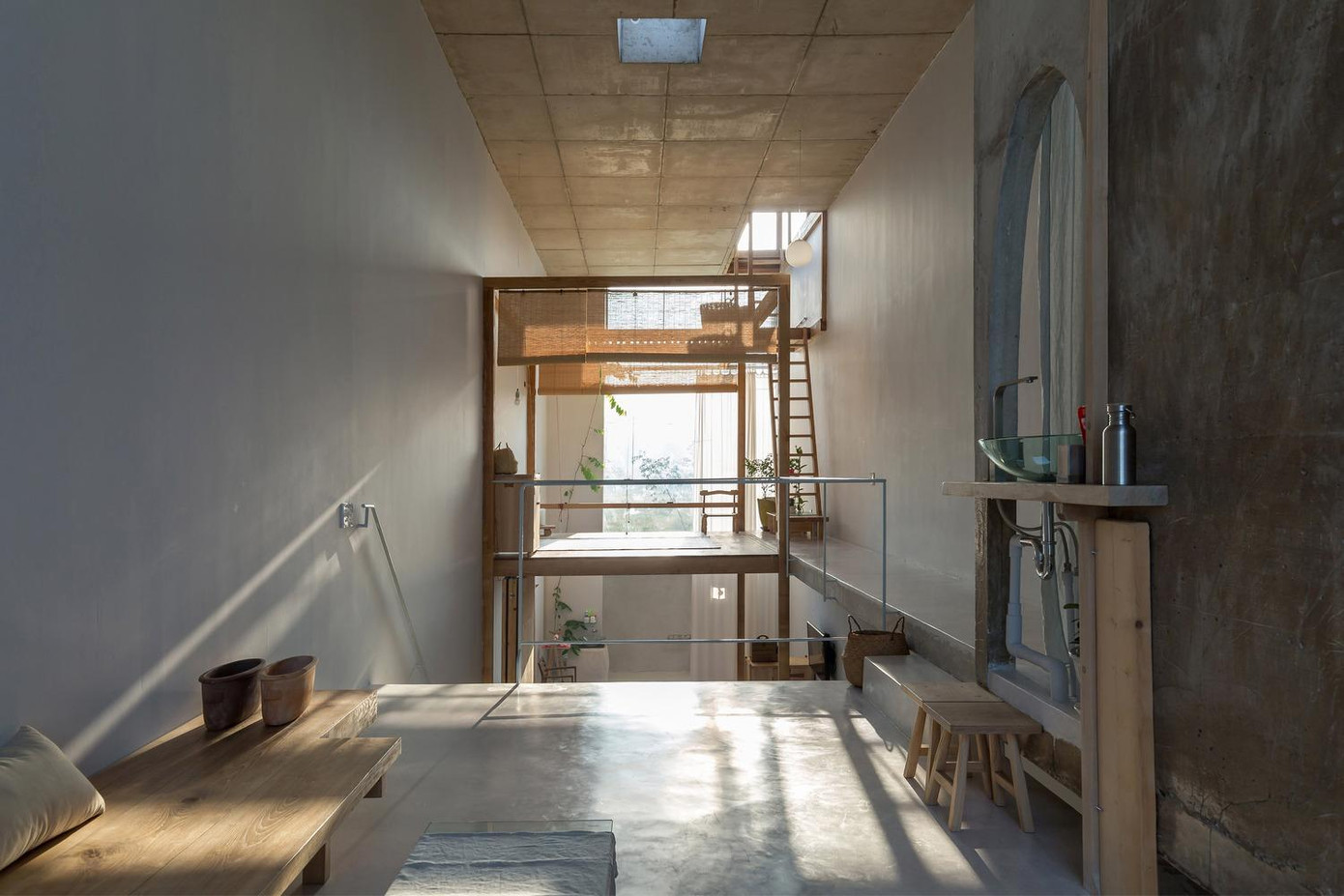 Đối với không gian tĩnh, nhóm thiết kế tận dụng vị trí chính Đông Tây của khu đất để làm phòng ngủ ở phía Đông, nơi có ánh sáng dịu vào buổi sáng (phía sau).