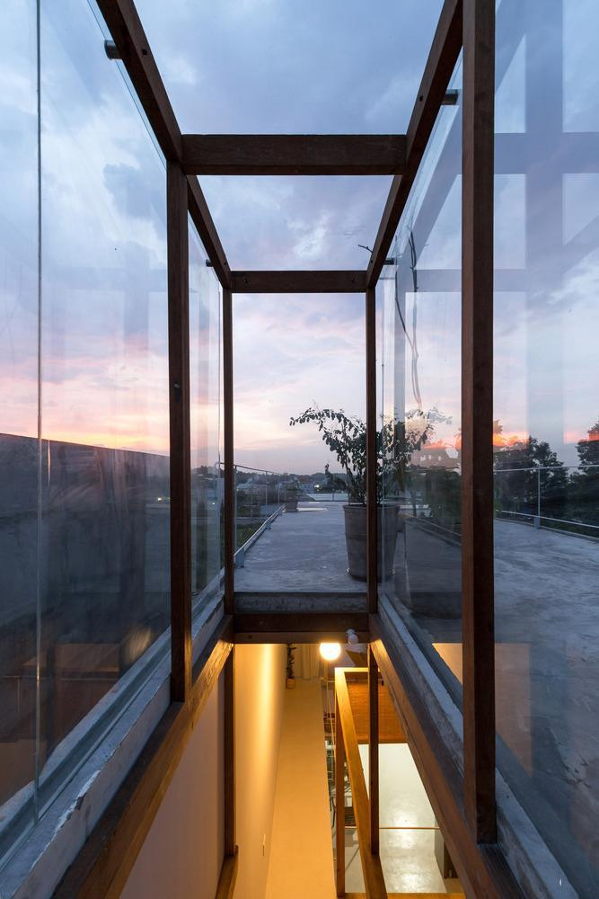 Các không gian khác đặt ở phía Tây, nơi có ánh hoàng hôn vào buổi chiều. Trong đó bếp và bàn ăn là trung tâm (tầng 1). Các không gian này gần như thông thoáng tuyệt đối và nhìn ra được con đường yên tĩnh trước nhà để người độc thân như chủ nhà có thể nhìn thấy những hàng xóm xung quanh. Bản vẽ của ngôi nhà.