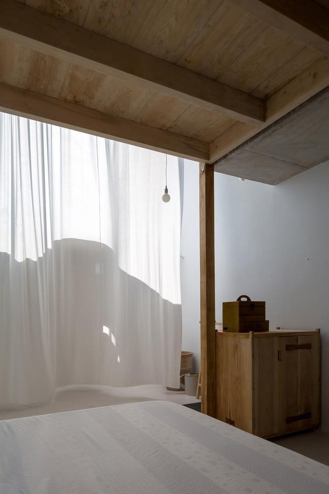 Căn nhà được xây dựng trên diện tích đất quy hoạch là 4m x 17m nằm ở ngoại ô thành phố miền Nam Việt Nam. Gia chủ mong muốn công trình được xây dựng với chi phí thấp nhất có thể nên các kiến trúc sư đã để nguyên bề mặt bê tông bên ngoài, dùng kính lắp cửa rồi lấy gỗ để phân chia không gian bên trong (giường tầng) và gỗ thừa được tận dụng làm nội thất cho ngôi nhà. Tầng 1 ngôi nhà chỉ cao 2m35 và dàn theo chiều ngang, tầng 2 cao 4m2 để giúp cho ngôi nhà tránh được hơi nóng vào mùa hè. Với điều kiện thời tiết của miền Nam Việt Nam không có mùa đông nên các kiến trúc sư phải bố trí các khe thông gió cố định trên bề mặt của ngôi nhà (mặt tiền, mặt sau, tầng thượng). Bởi về cơ bản, ngoài cửa chính (tầng 1) ngôi nhà này hầu như không có cửa sổ, nên việc thông gió từ trong ra ngoài nhà được thực hiện thông qua các khe cố định này. Điều này giúp giảm chi phí cho phần cửa cũng như giảm thời gian đóng cửa sổ cho những gia chủ độc thân. Tuy nhiên, việc xử lý chống nóng cho ngôi nhà hướng Tây chính là một thách thức lớn. Do đó, bên ngoài nhà, nhóm thiết kế sử dụng bóng cây phía trên (cây cao phía trước, cây leo phía sau) làm mái hiên lớn. Bên trong, họ sử dụng không gian đệm, rèm vải, rèm tre có tác dụng điều chỉnh phần ánh sáng trực tiếp từ bên ngoài. Các kiến trúc sư chia công năng của ngôi nhà thành 2: Phần không gian động bao gồm bếp, phòng ăn, phòng khách; không gian tĩnh gồm 2 phòng ngủ, 1 dành cho chủ nhà, 1 dành cho khách. Đối với không gian tĩnh, nhóm thiết kế tận dụng vị trí chính Đông Tây của khu đất để làm phòng ngủ ở phía Đông, nơi có ánh sáng dịu vào buổi sáng (phía sau). Giường ngủ được kết cấu như một chiếc giường tầng với phần dưới dành cho chủ nhà, phần trên là cho khách. Các không gian khác đặt ở phía Tây, nơi có ánh hoàng hôn vào buổi chiều. Trong đó bếp và bàn ăn là trung tâm (tầng 1). Các không gian này gần như thông thoáng tuyệt đối và nhìn ra được con đường yên tĩnh trước nhà để người độc thân như chủ nhà có thể nhìn thấy những hàng xóm xung quanh. Bản vẽ của ngôi nhà.