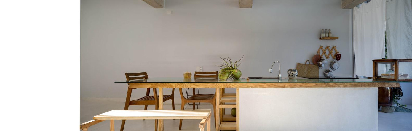 Các kiến trúc sư chia công năng của ngôi nhà thành 2: Phần không gian động bao gồm bếp, phòng ăn, phòng khách; không gian tĩnh gồm 2 phòng ngủ, 1 dành cho chủ nhà, 1 dành cho khách.