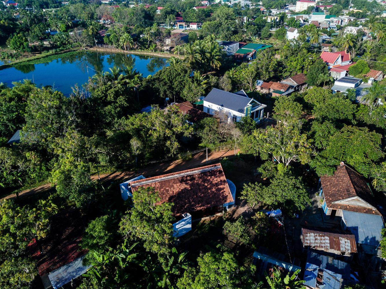 Công trình cấp 4 mái ngói này mang tên “Nhà YT” ở một ngôi làng nhỏ ở phía Tây Bắc của Đắk Lắk, giáp ranh với lãnh thổ Campuchia và kiến trúc ở đây pha trộn giữa nhiều vùng miền do đa số là người dân di cư đến làm kinh tế mới.