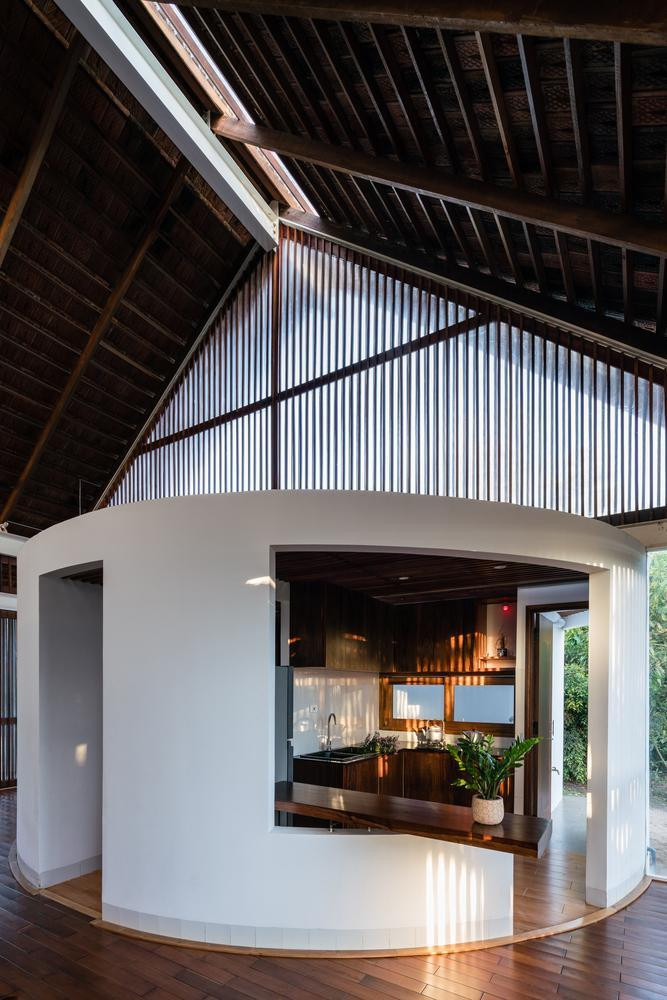 Bên dưới mái nhà là khối công trình với công năng riêng ở hai đầu hồi, trong đó một bên là bếp và nhà vệ sinh, bên còn lại là hai phòng ngủ.