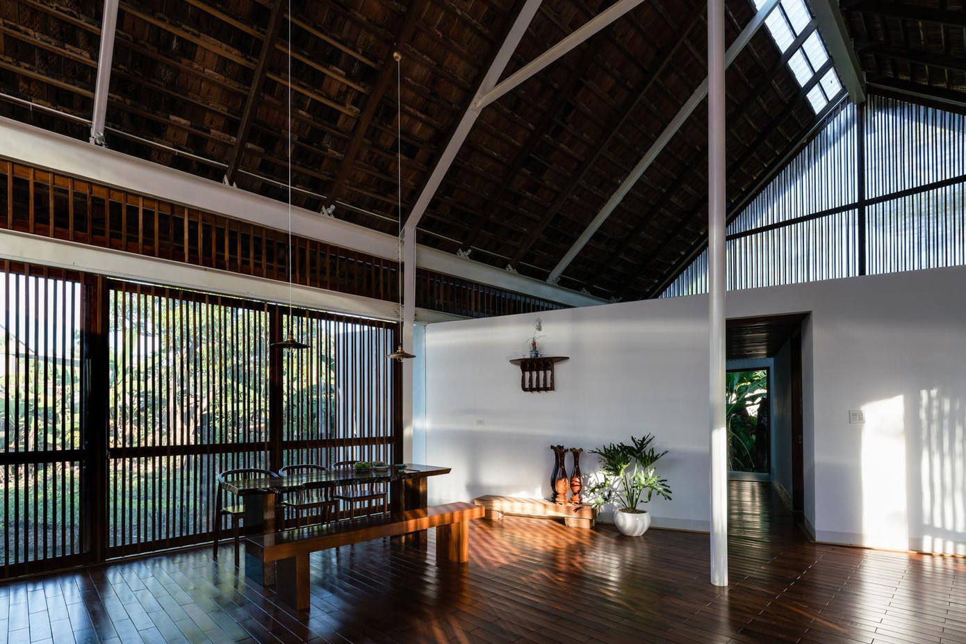 Bên cạnh đó, các khe lấy ánh sáng từ trên đỉnh mái trải dọc từ hướng Tây Bắc xuống Đông Nam, có tác dụng như một tấm rèm chắn sáng, tạo thành không gian thông thường cho phòng ăn và phòng khách, không gian này sẽ được thay đổi bởi hệ thống ánh nắng trong ngày và các mùa trong năm.