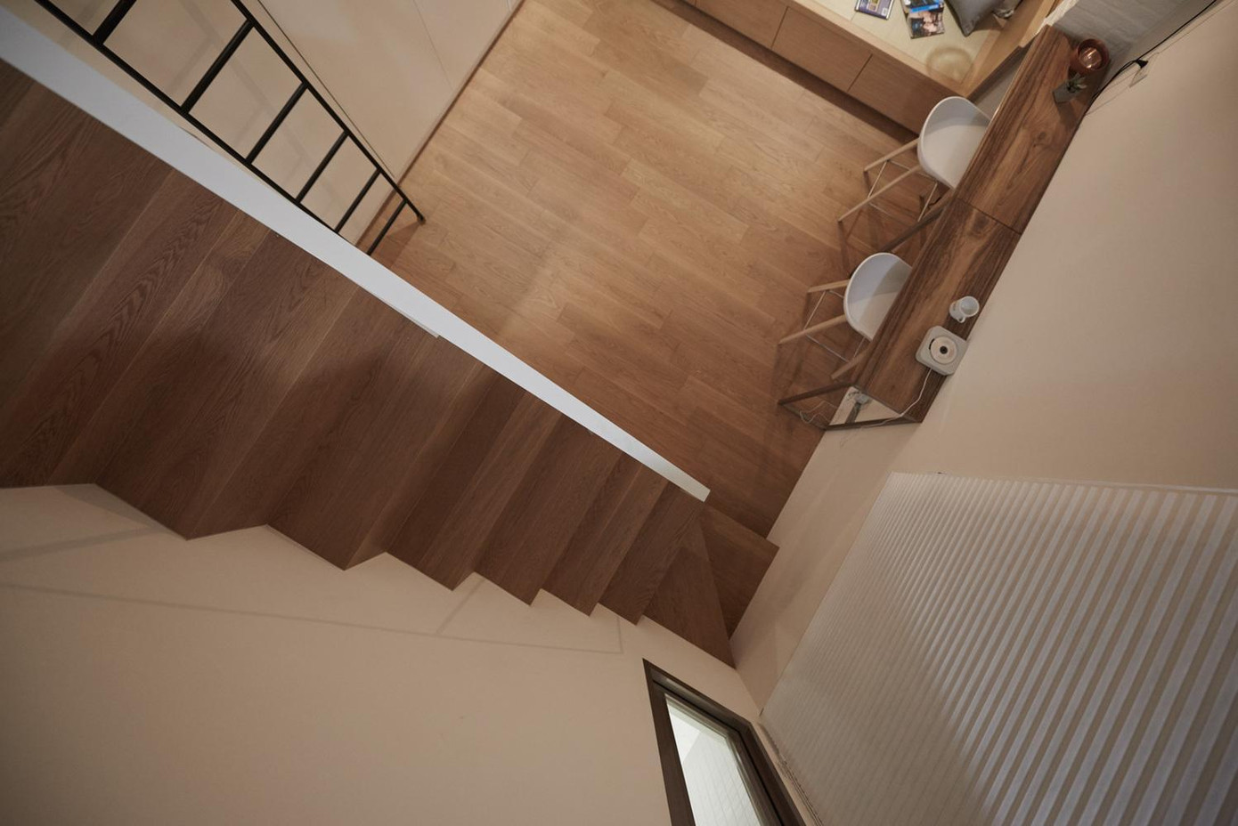 Lối lên gác lửng là cầu thang gỗ có tay vịn bằng thép nhẹ, bức tường bên dưới có gắn ti vi và hai tủ giấu giày. Lối lên gác lửng là cầu thang gỗ có tay vịn bằng thép nhẹ, bức tường bên dưới có gắn ti vi và hai tủ giấu giày.