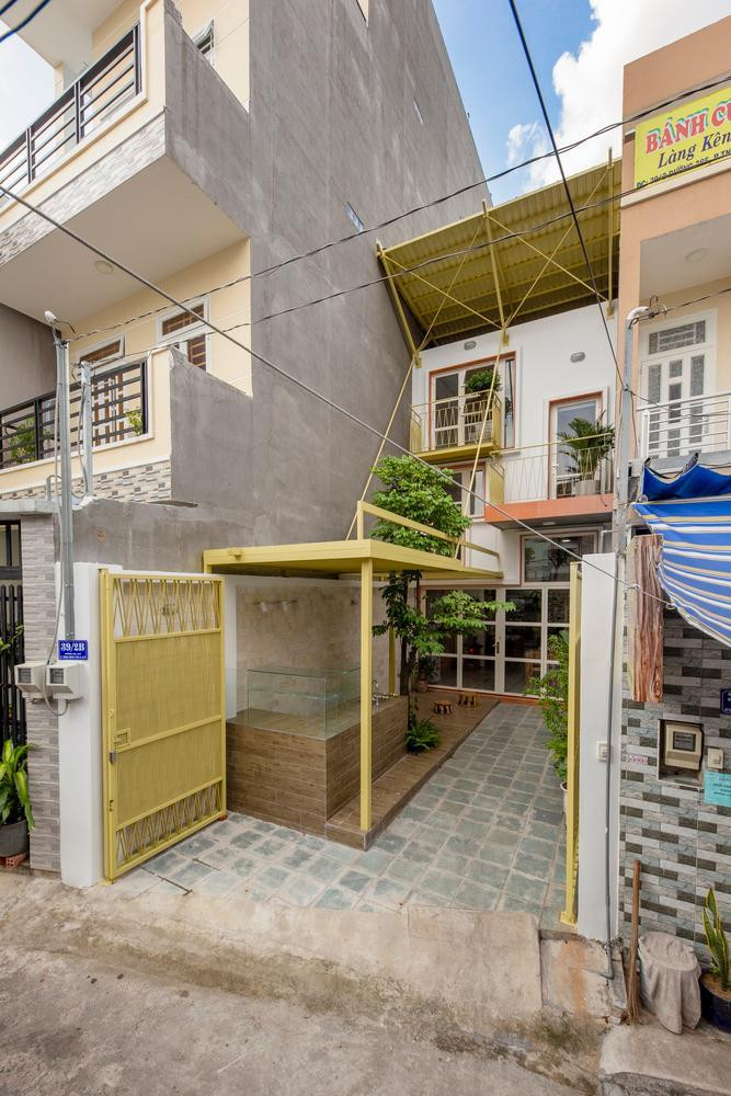 Toàn cảnh ngôi nhà. Bản vẽ sơ bộ của ngôi nhà. Bản vẽ thiết kế của phần mái Bản vẽ thiết kế của tầng 1 (1: Nơi bán cà phê; 2: Phòng bếp; 3: Phòng ngủ: 4: Phòng vui chơi).