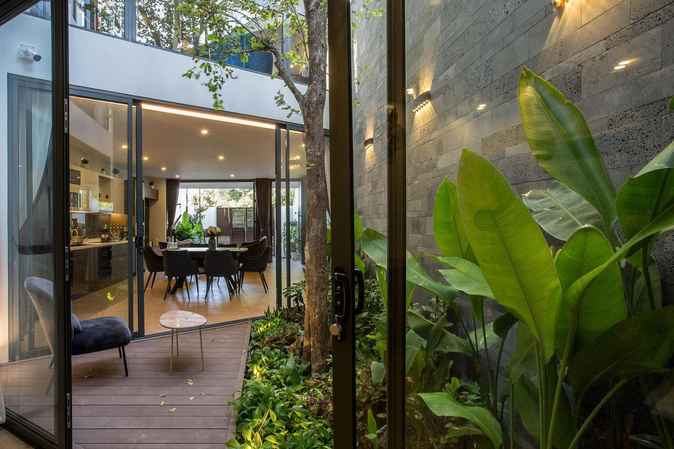 Nhà bếp có sự kết nối chặt chẽ với phòng ngủ của bố mẹ chủ nhà.