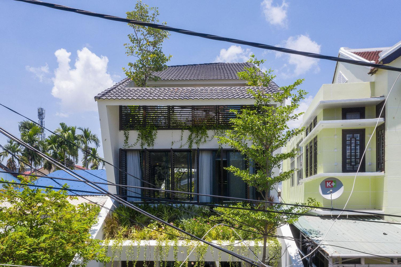 Bạn bè hoặc người thân của chủ nhà có thể sử dụng phòng ngủ của khách ở phía sau tầng áp mái mỗi khi họ đến thăm gia đình.