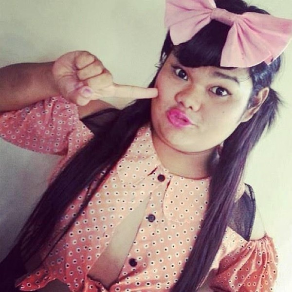 Trên mạng xã hội, mỗi tấm hình Polla đăng lên đều nhận được hàng chục nghìn lượt like (thích). Tuy nhiên, càng về sau, những lời nhận xét cùng phản ứng của cư dân mạng Việt Nam có phần trở nên ác ý hơn và đi xa quá giới hạn. 