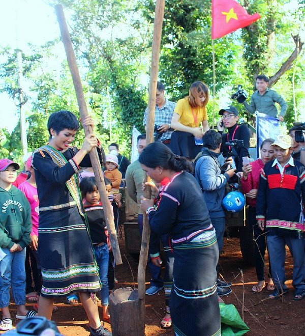 H’Hen Niê được chào đón bằng công nông, giao lưu văn nghệ cùng bà con ảnh 5