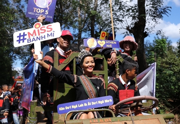 H’Hen Niê được chào đón bằng công nông, giao lưu văn nghệ cùng bà con ảnh 1