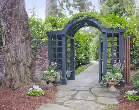 Cổng vào ngôi biệt thự