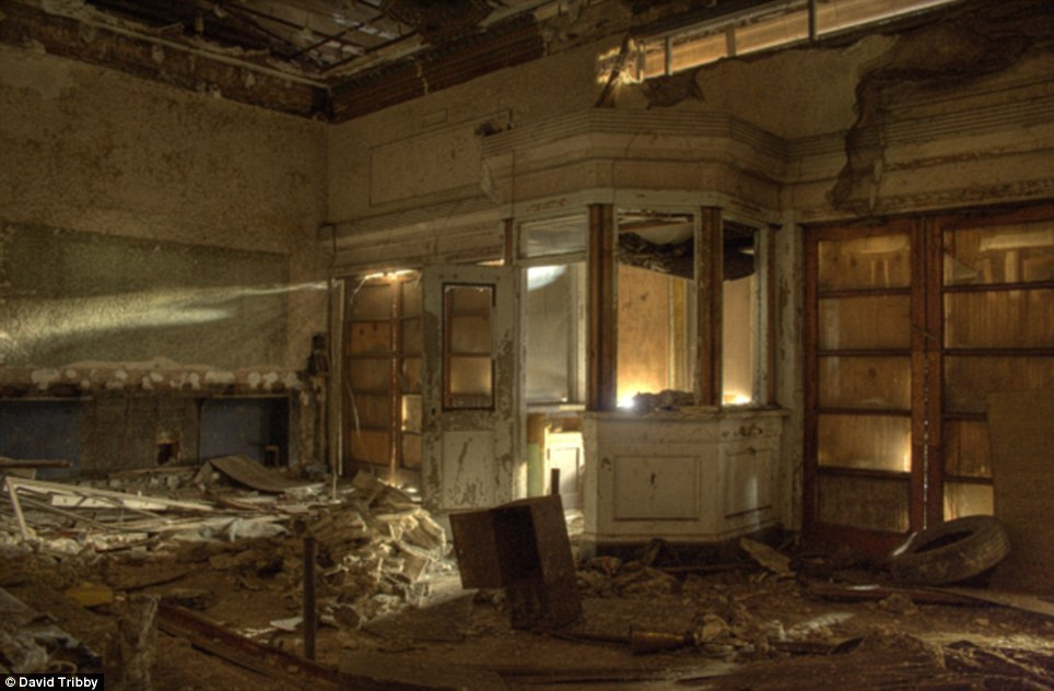 Nhà hát này đã đóng cửa vào năm 1972. Bên trong mọi thứ đã bị hỏng hết