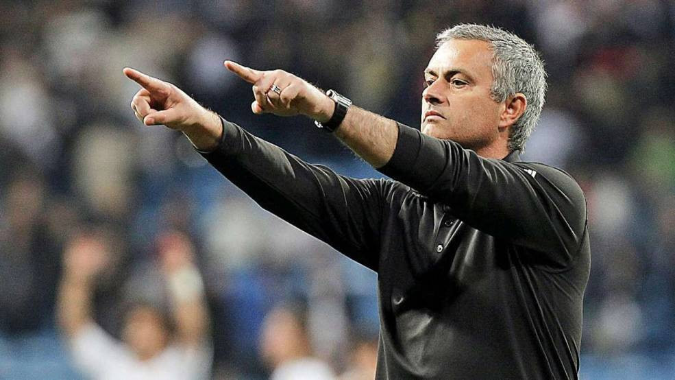 Mourinho luôn có những quyết định cứng cắn trên sân cỏ . Mourinho luôn có những quyết định cứng cắn trên sân cỏ