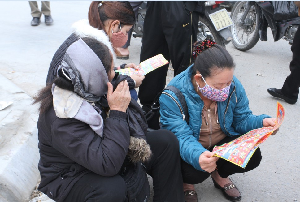 Từng tốp người ngồi xung quanh các đoạn đường chờ đợi giờ mở cửa siêu thị