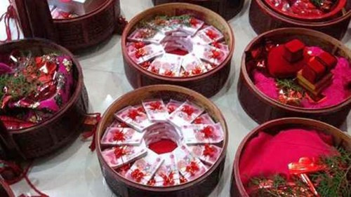  8.888.888 Nhân dân tệ được xếp trong các giỏ tre