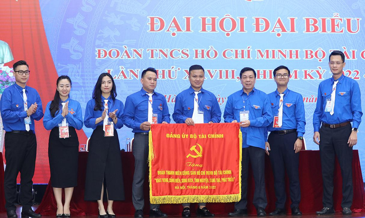 Đoàn Thanh niên Bộ Tài Chính nhận bức trướng Bộ Tài chính tặng Đoàn Thanh niên Bộ Tài Chính nhận bức trướng Bộ Tài chính tặng