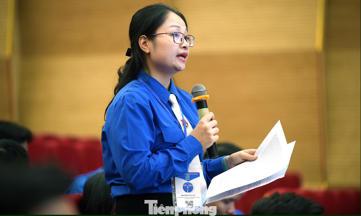 Đại biểu Nguyễn Thị Vân - Bí thư Quận Đoàn Hải An góp ý kiến tại Diễn đàn. Ảnh: Xuân Tùng