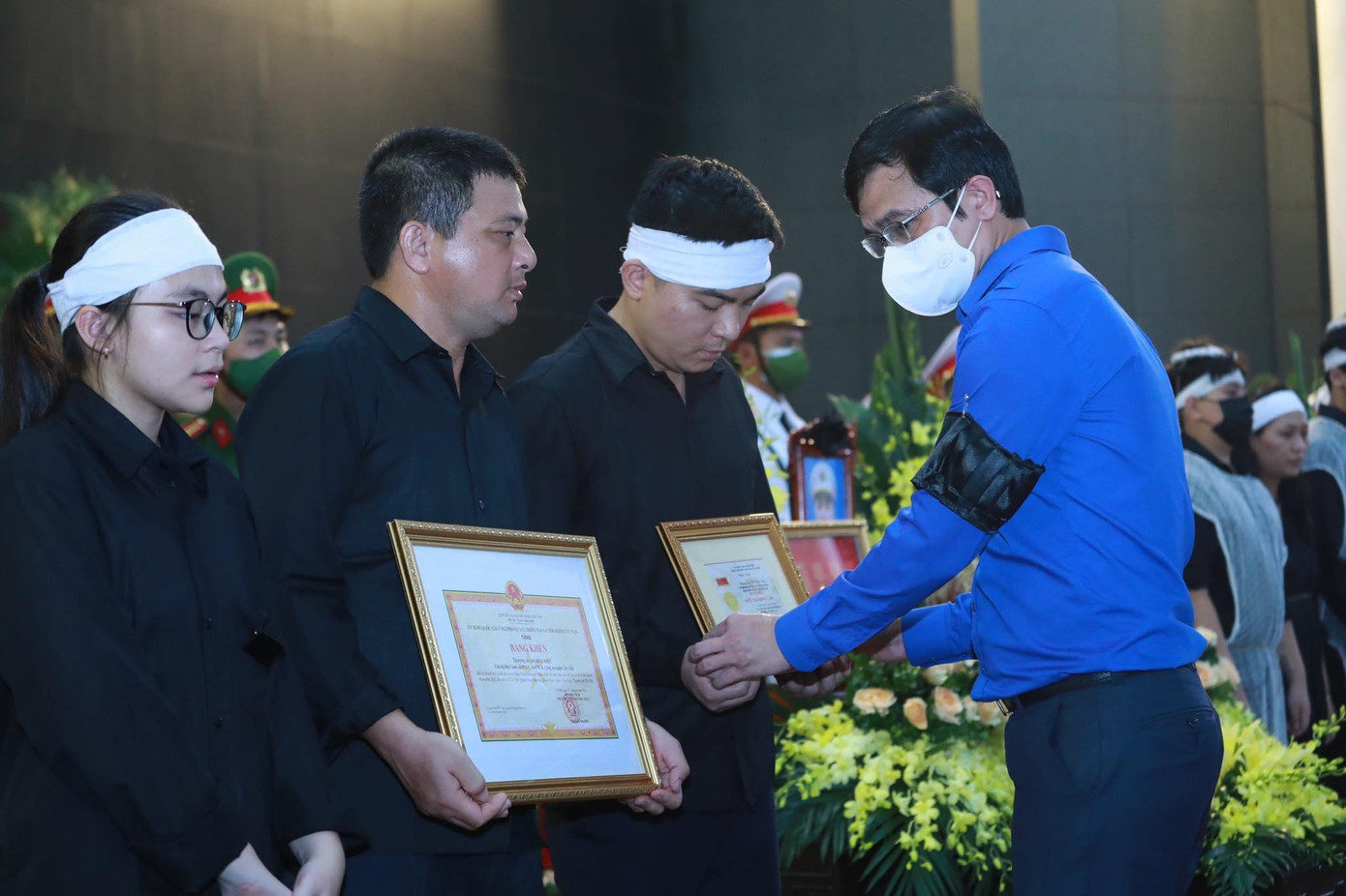 Anh Bùi Quang Huy trao tặng Huy hiệu Tuổi trẻ dũng cảm tới thân nhân liệt sĩ Thượng úy Đỗ Đức Việt.