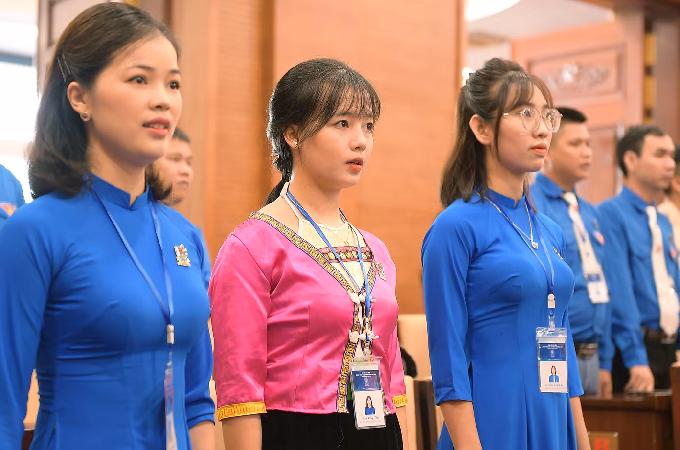 Trong số 225 đại biểu tham dự Đại hội, có 37 đại biểu là người dân tộc thiểu số. Trong ảnh, nữ đại biểu Đinh Hồng Thảo (thứ hai từ phải sang) dân tộc Mường, sinh viên ĐH Hùng Vương.