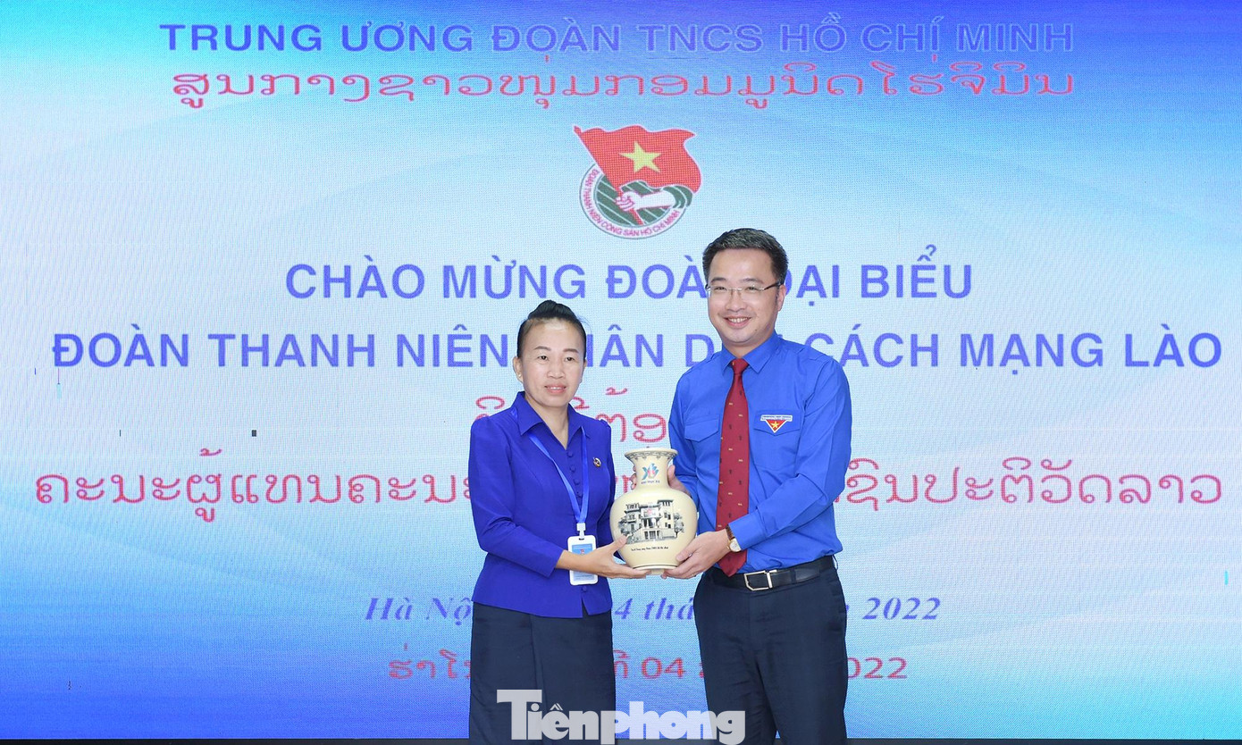 Anh Nguyễn Tường Lâm tặng quà lưu niệm tới chị Sẻng on Pou-ang-ma-ni-vanh đại diện đoàn học viên Lào. Anh Nguyễn Tường Lâm tặng quà lưu niệm tới chị Sẻng on Pou-ang-ma-ni-vanh đại diện đoàn học viên Lào.