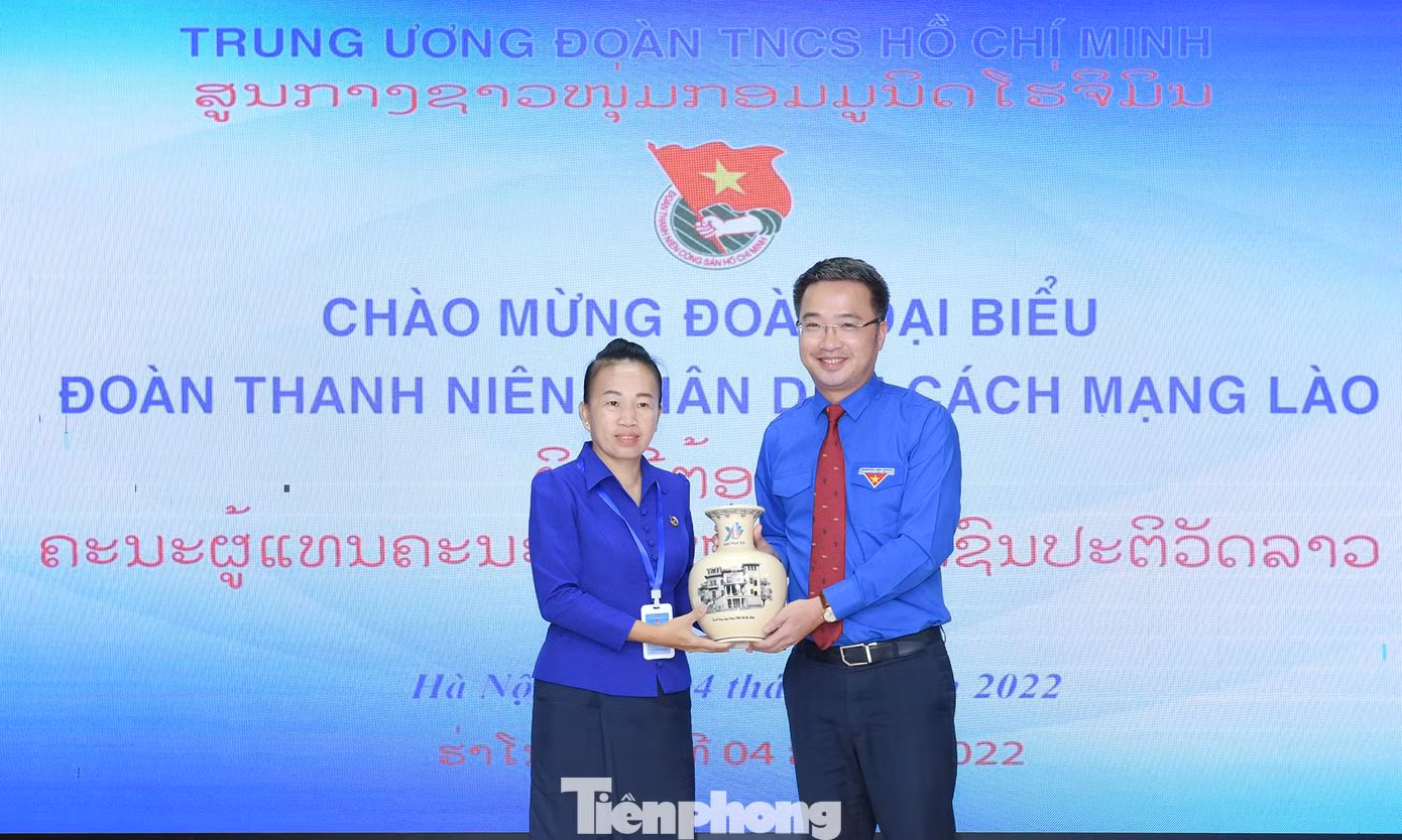 Anh Nguyễn Tường Lâm tặng quà lưu niệm tới chị Sẻng on Pou-ang-ma-ni-vanh đại diện đoàn học viên Lào.