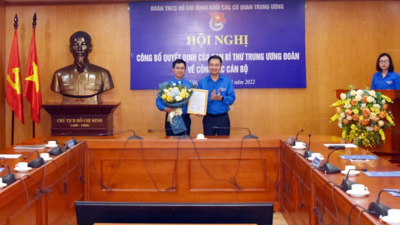 Anh Nguyễn Tường Lâm trao quyết định của Ban Bí thư T.Ư Đoàn cho anh Bùi Hoàng Tùng (bên trái) công nhận chức danh Bí thư Đoàn Khối các cơ quan T.Ư nhiệm kỳ 2017 - 2022. Ảnh: BTC