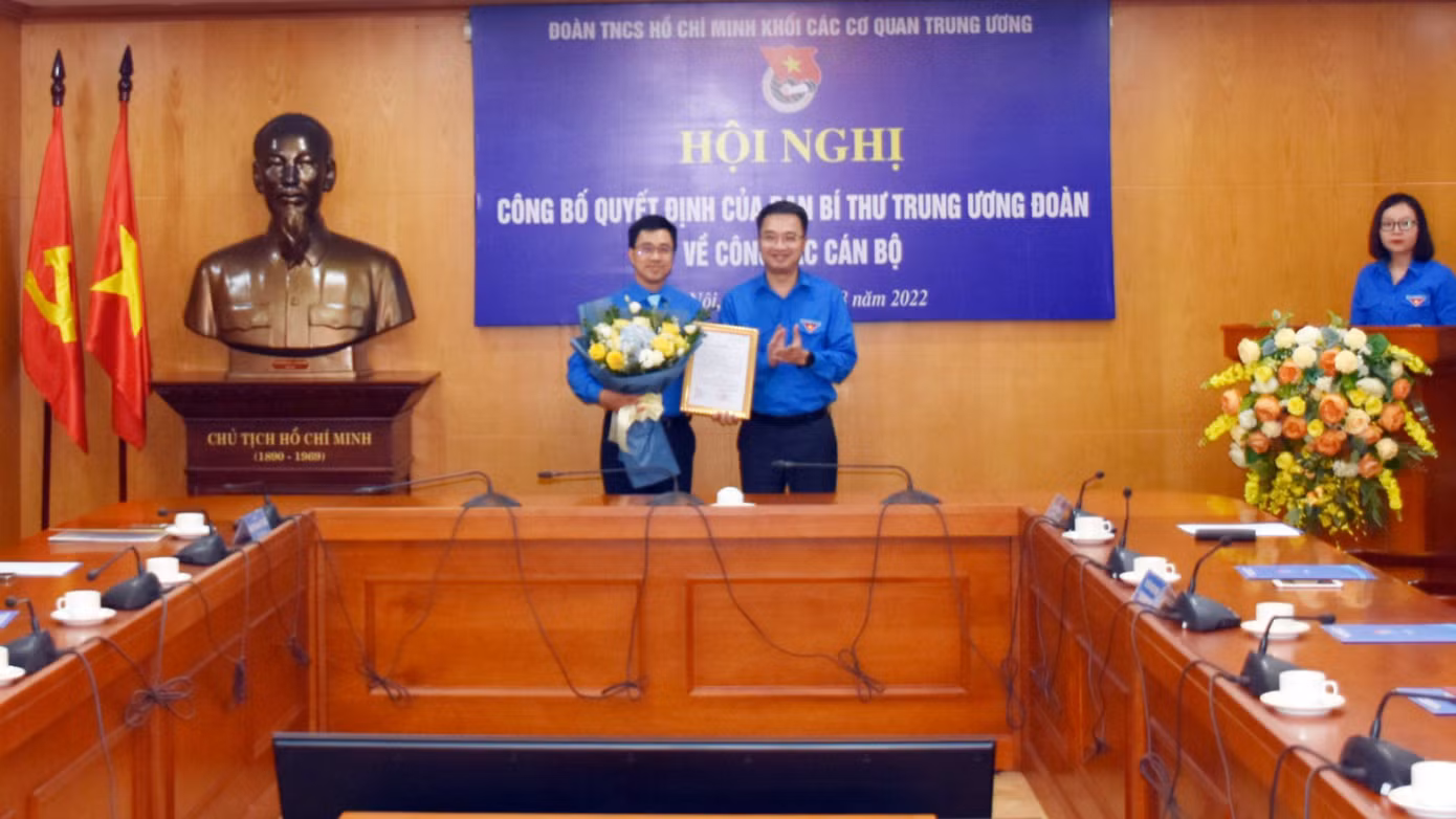 Anh Nguyễn Tường Lâm trao quyết định của Ban Bí thư T.Ư Đoàn cho anh Bùi Hoàng Tùng (bên trái) công nhận chức danh Bí thư Đoàn Khối các cơ quan T.Ư nhiệm kỳ 2017 - 2022. Ảnh: BTC
