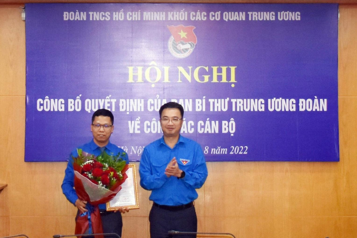 Anh Nguyễn Tường Lâm trao quyết định Phó Bí thư Đoàn Khối các cơ quan T.Ư nhiệm kỳ 2017 - 2022 đối với anh Nguyễn Ngọc Điệp. Ảnh: BTC
