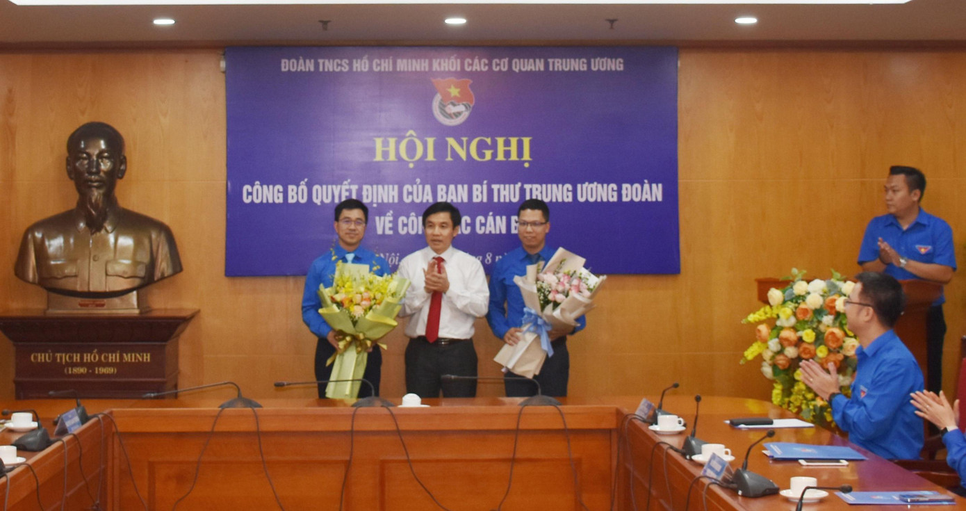 Ông Nguyễn Quang Trường tặng hoa chúc mừng anh Bùi Hoàng Tùng và anh Nguyễn Ngọc Điệp. Ảnh: BTC