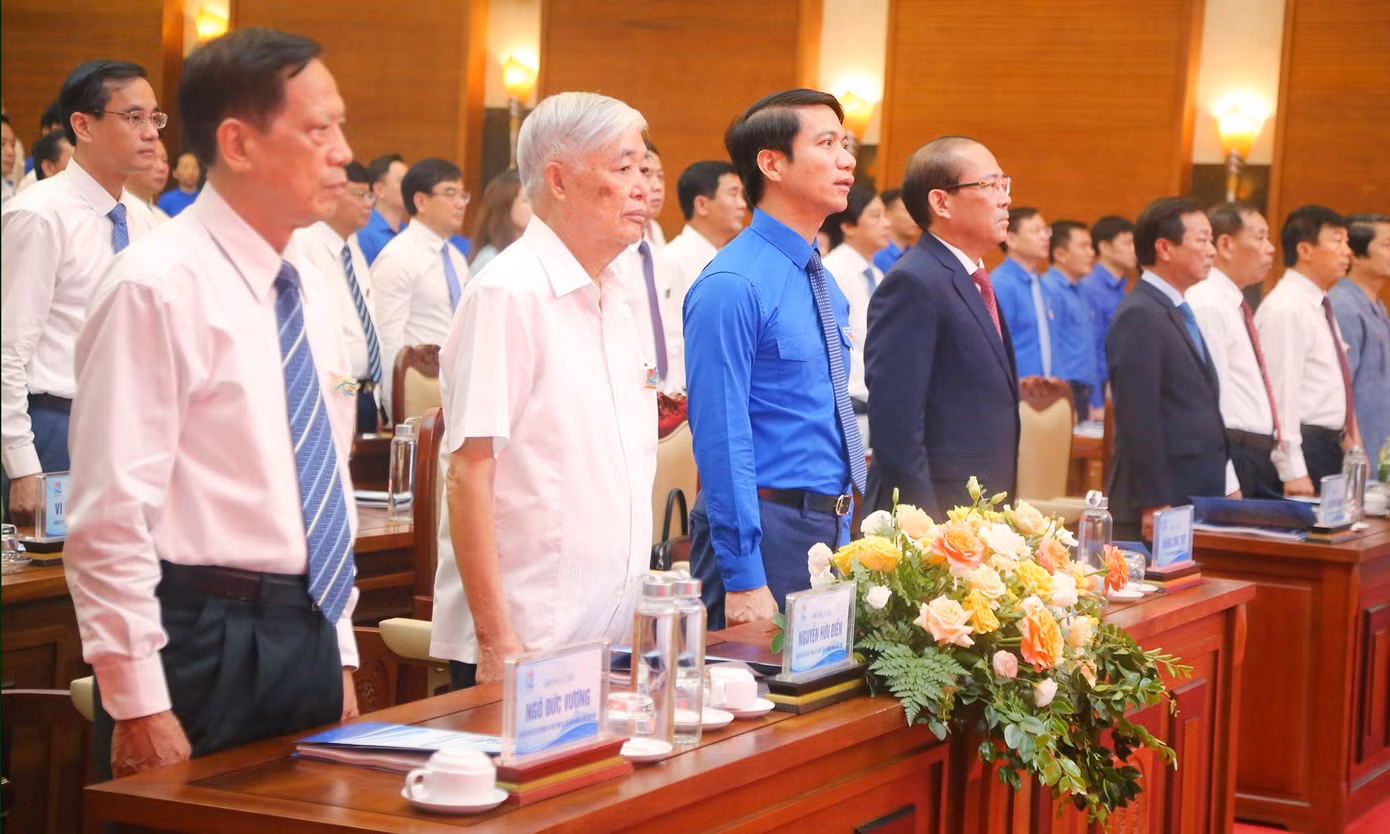 Anh Nguyễn Ngọc Lương (hàng đầu, thứ ba từ trái sang) cùng các đại biểu thực hiện nghi lễ chào cờ tại Đại hội.