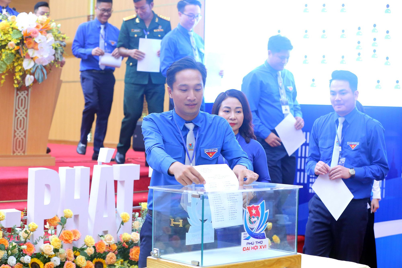 Các đại biểu tiến hành bỏ phiếu bầu cử Ban Chấp hành Tỉnh Đoàn Phú Thọ khóa XVI nhiệm kỳ 2022 - 2027.