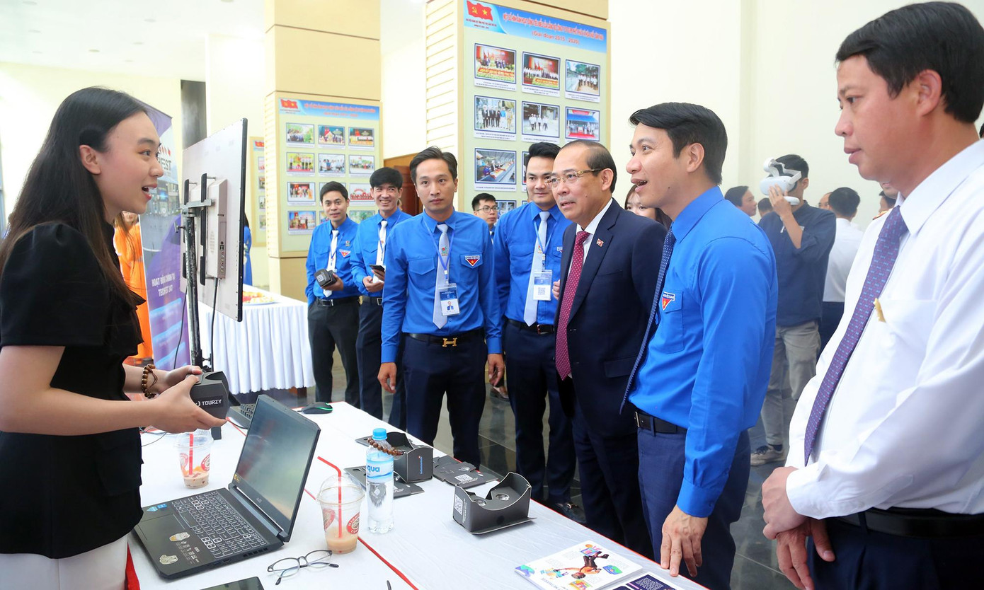 Một trong những điểm nhấn đầu tiên tại Đại hội là không gian triển lãm các mô hình, sản phẩm sáng tạo của thanh thiếu nhi; giới thiệu các sản phẩm công nghệ... Các đại biểu sử dụng quét mã QR để điểm danh, nhận tài liệu văn kiện Đại hội. (Trong ảnh, lãnh đạo Trung ương Đoàn và Tỉnh ủy Phú Thọ, cùng các đại biểu tham quan không gian giới thiệu các sản phẩm công nghệ).