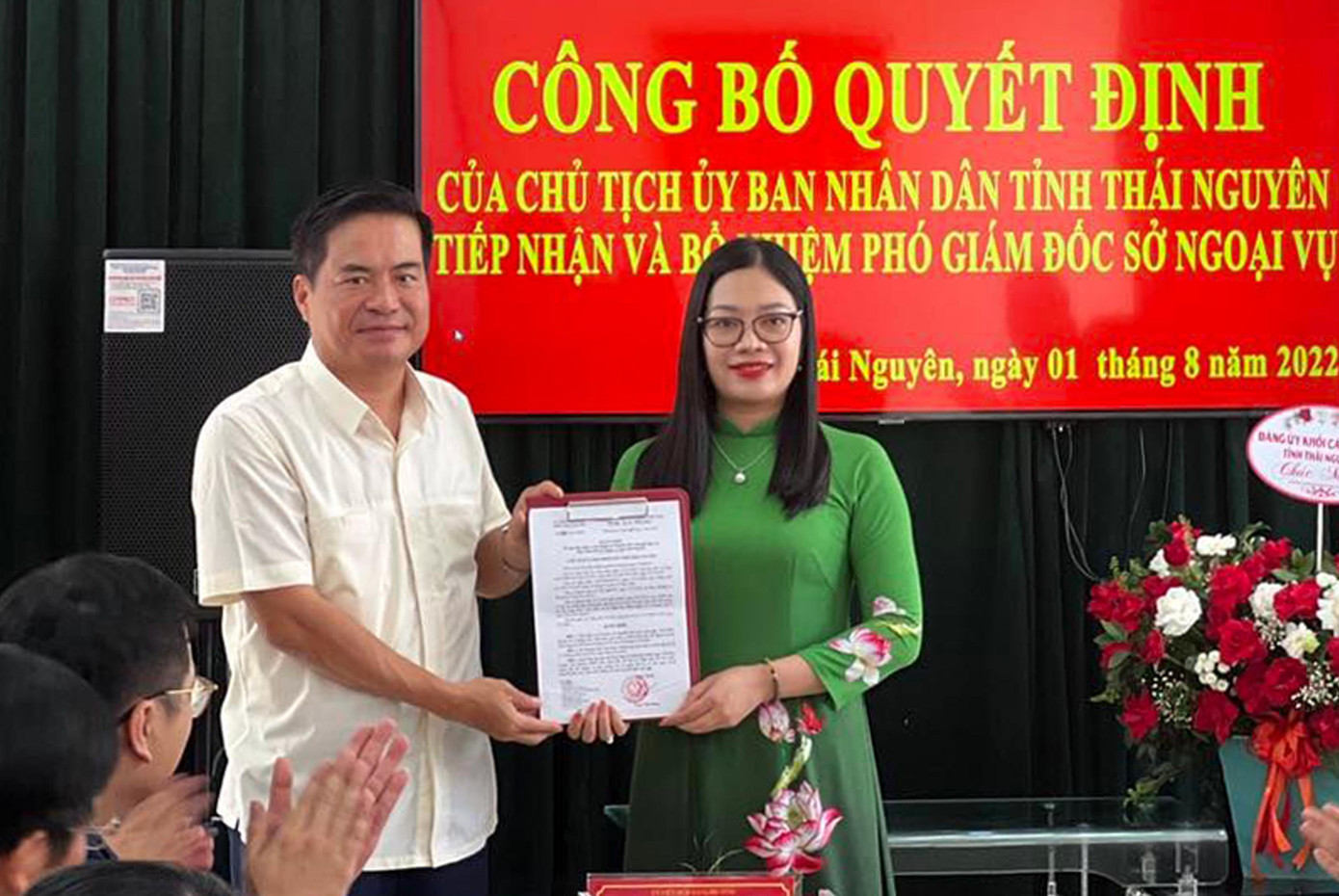 Chị Nguyễn Mỹ Linh nhận quyết định công tác Chị Nguyễn Mỹ Linh nhận quyết định công tác