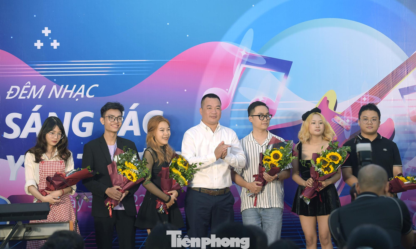 Đêm chung kết công diễn và trao giải cuộc thi Sáng tác cho yêu thương năm 2022 với chủ đề yêu thương, chăm sóc, lan tỏa yêu thương và bảo vệ phụ nữ vừa diễn ra tại Hà Nội. (Trong ảnh, đại diện Ban Tổ chức tặng hoa các thí sinh lọt vào vòng chung kết). Ảnh: Xuân Tùng