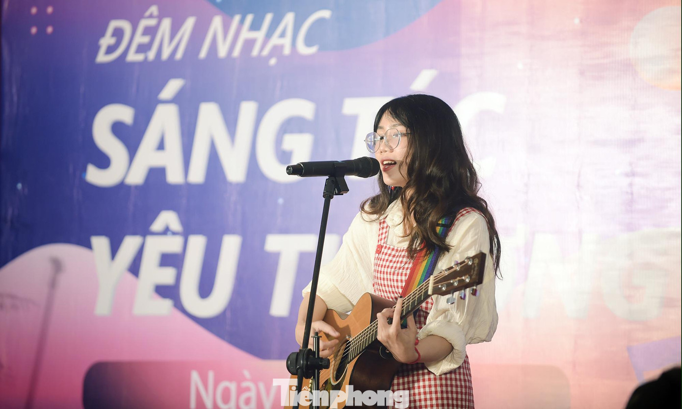 Nhạc sĩ Nguyễn Lê Tâm - thành viên Ban giám khảo đánh giá các thí sinh có sự sáng tạo về ca từ, giai điệu và xử lý tốt việc hòa âm. Đồng thời, các thí sinh đã thể hiện được những góc nhìn trẻ trung trong việc thể hiện chủ đề tình yêu, phụ nữ. (Trong ảnh, thí sinh Yết Yết tự trình diễn các khúc do cô bạn sáng tác).