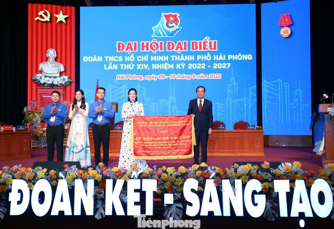 Ông Trần Lưu Quang - Bí thư Thành ủy Hải Phòng tặng Bức trướng tới Đoàn TNCS Hồ Chí Minh TP Hải Phòng.