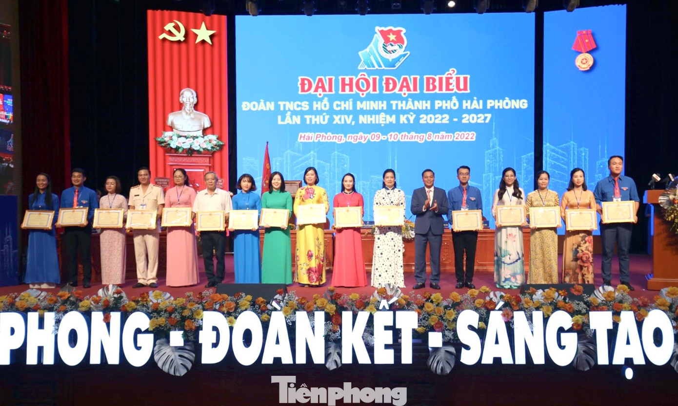 Dịp này, UBND TP Hải Phòng trao tặng Bằng khen cho nhiều cá nhân, tập thể.