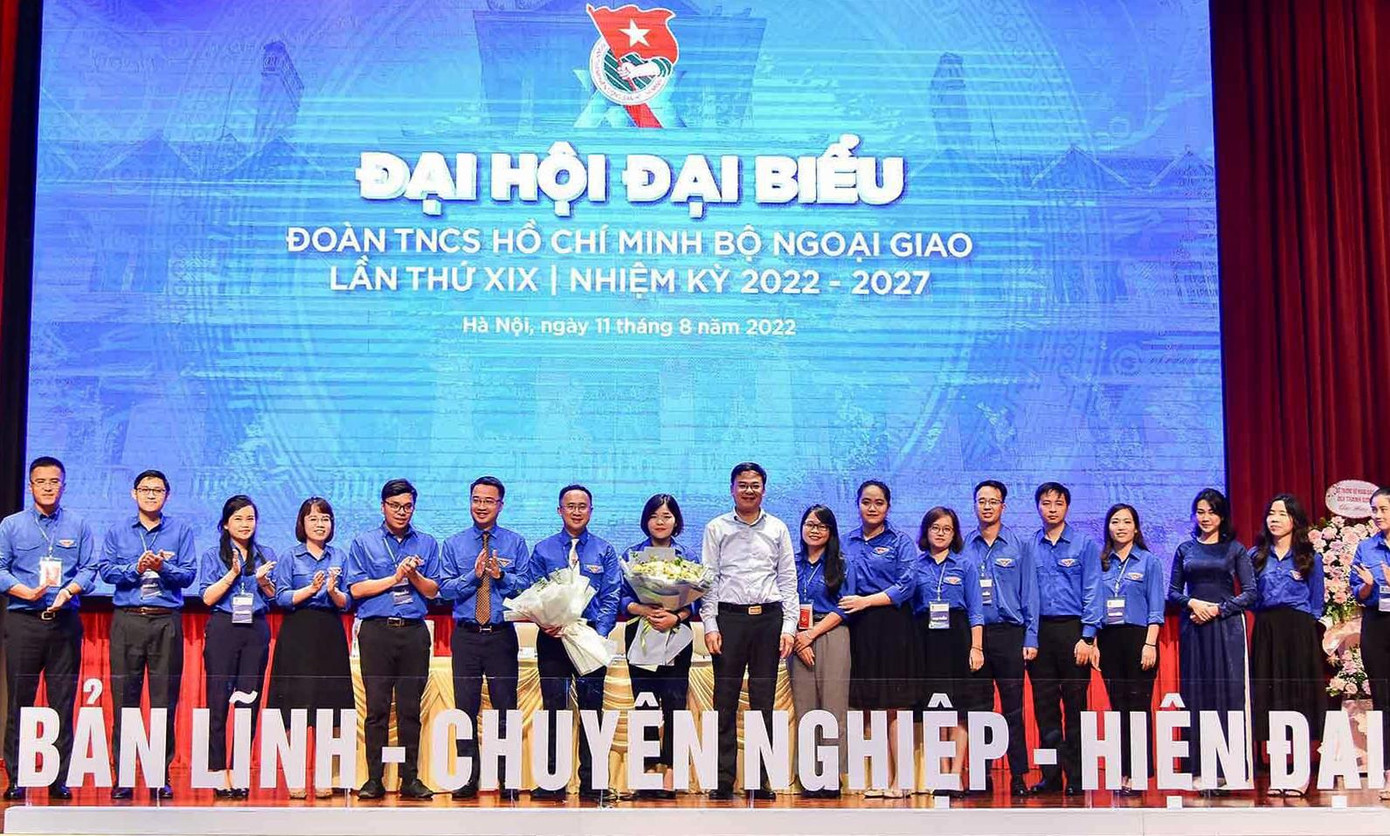Ông Phạm Quang Hiệu và anh Nguyễn Tường Lâm tặng hoa chúc mừng Ban Chấp hành Đoàn Thanh niên Bộ Ngoại giao khóa XIX. Ảnh: Đoàn Thanh niên Bộ Ngoại giao