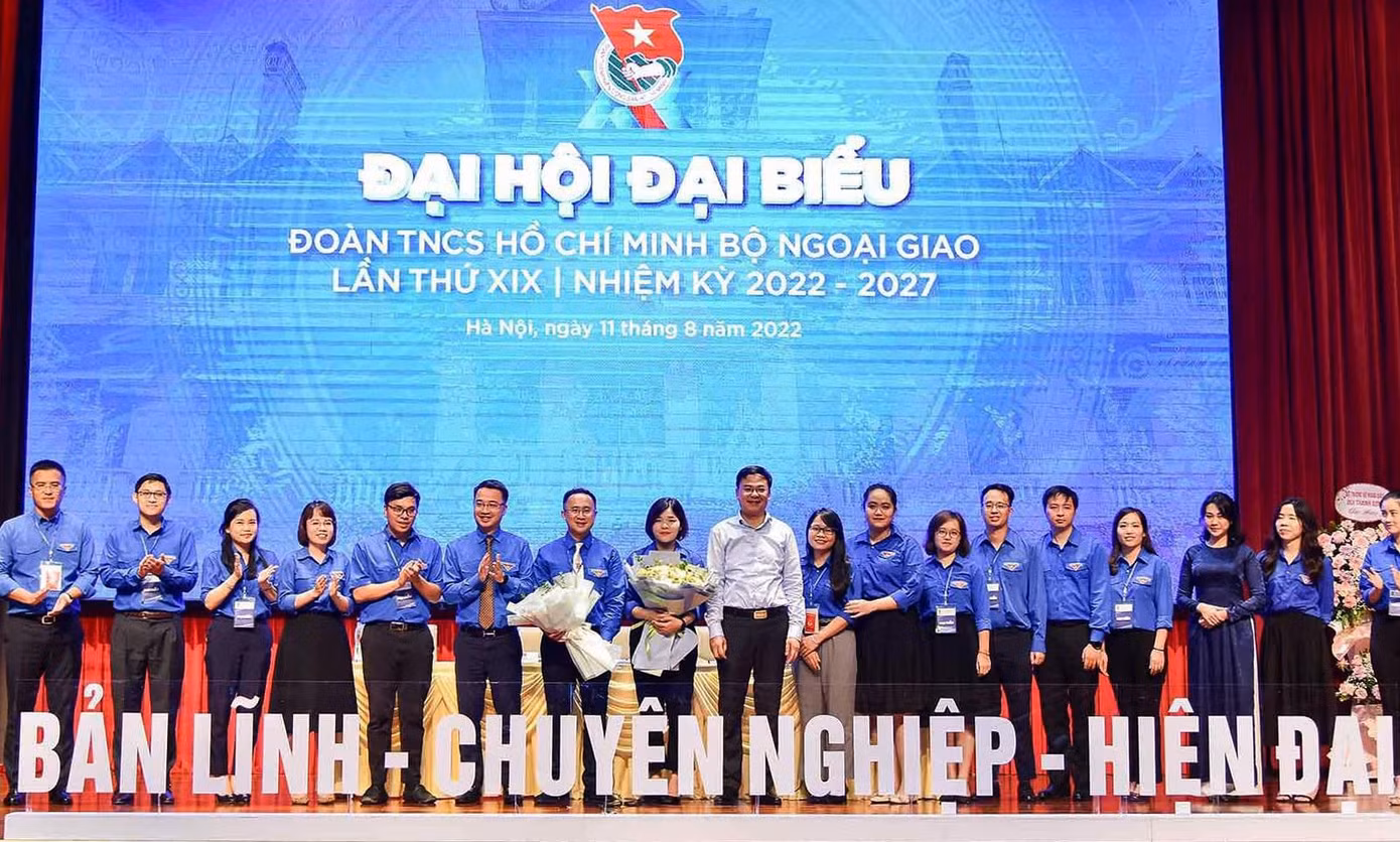 Ông Phạm Quang Hiệu và anh Nguyễn Tường Lâm tặng hoa chúc mừng Ban Chấp hành Đoàn Thanh niên Bộ Ngoại giao khóa XIX. Ảnh: Đoàn Thanh niên Bộ Ngoại giao Ông Phạm Quang Hiệu và anh Nguyễn Tường Lâm tặng hoa chúc mừng Ban Chấp hành Đoàn Thanh niên Bộ Ngoại giao khóa XIX. Ảnh: Đoàn Thanh niên Bộ Ngoại giao