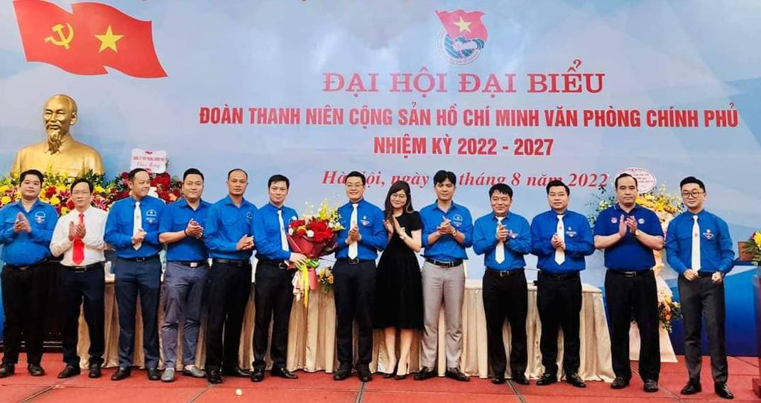 Anh Nguyễn Ngọc Sơn Tùng - Bí thư Đoàn Thanh niên VPCP nhiệm kỳ 2022-2027 (thứ 7 từ phải sang) tặng hoa BCH Đoàn Thanh niên VPCP nhiệm kỳ 2017-2022 Anh Nguyễn Ngọc Sơn Tùng - Bí thư Đoàn Thanh niên VPCP nhiệm kỳ 2022-2027 (thứ 7 từ phải sang) tặng hoa BCH Đoàn Thanh niên VPCP nhiệm kỳ 2017-2022