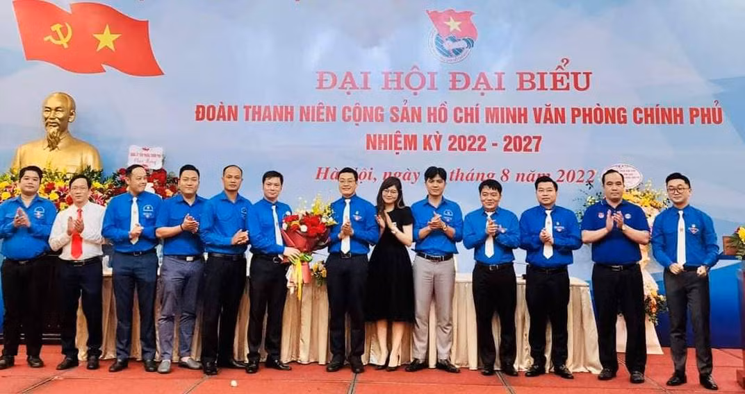 Anh Nguyễn Ngọc Sơn Tùng - Bí thư Đoàn Thanh niên VPCP nhiệm kỳ 2022-2027 (thứ 7 từ phải sang) tặng hoa BCH Đoàn Thanh niên VPCP nhiệm kỳ 2017-2022