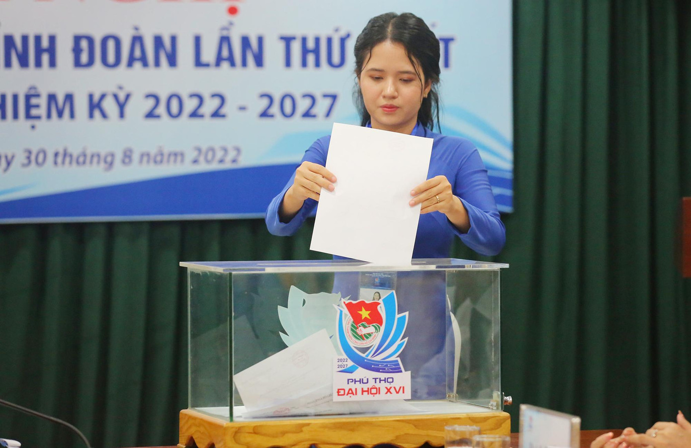 Các đại biểu bỏ phiếu bầu tại Hội nghị Ban Chấp hành Đoàn TNCS Hồ Chí Minh tỉnh Phú Thọ lần thứ nhất khóa XVI.