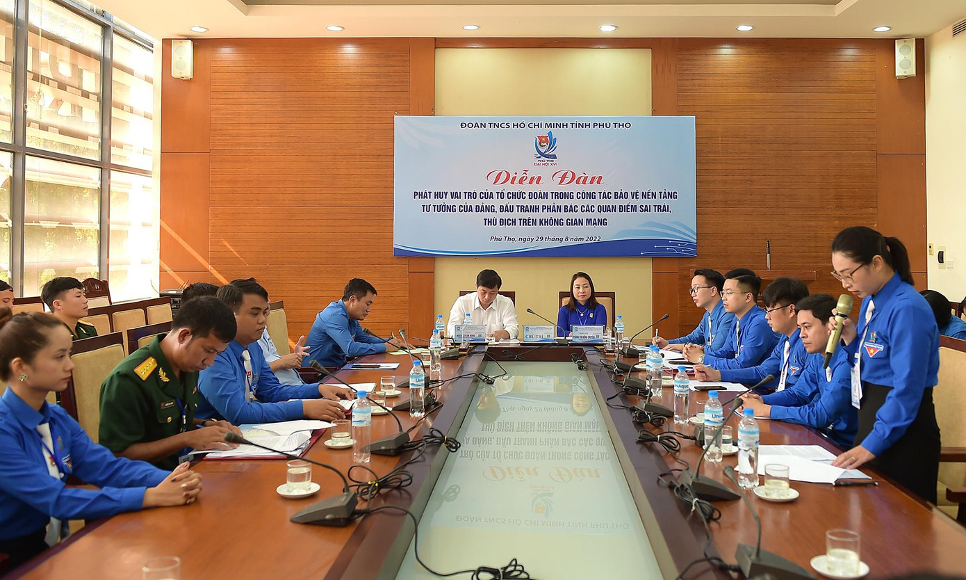 Chị Đặng Thị Thu Trang phát biểu đề xuất tại diễn đàn